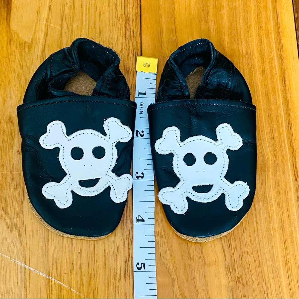 Leather Crib Shoes Black with skulls and cross bones size 0-6 months